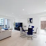 Deluxe Serviced Three Bed Apartment