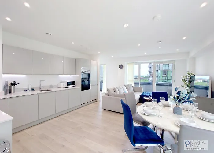 Deluxe Serviced Three Bed Apartment