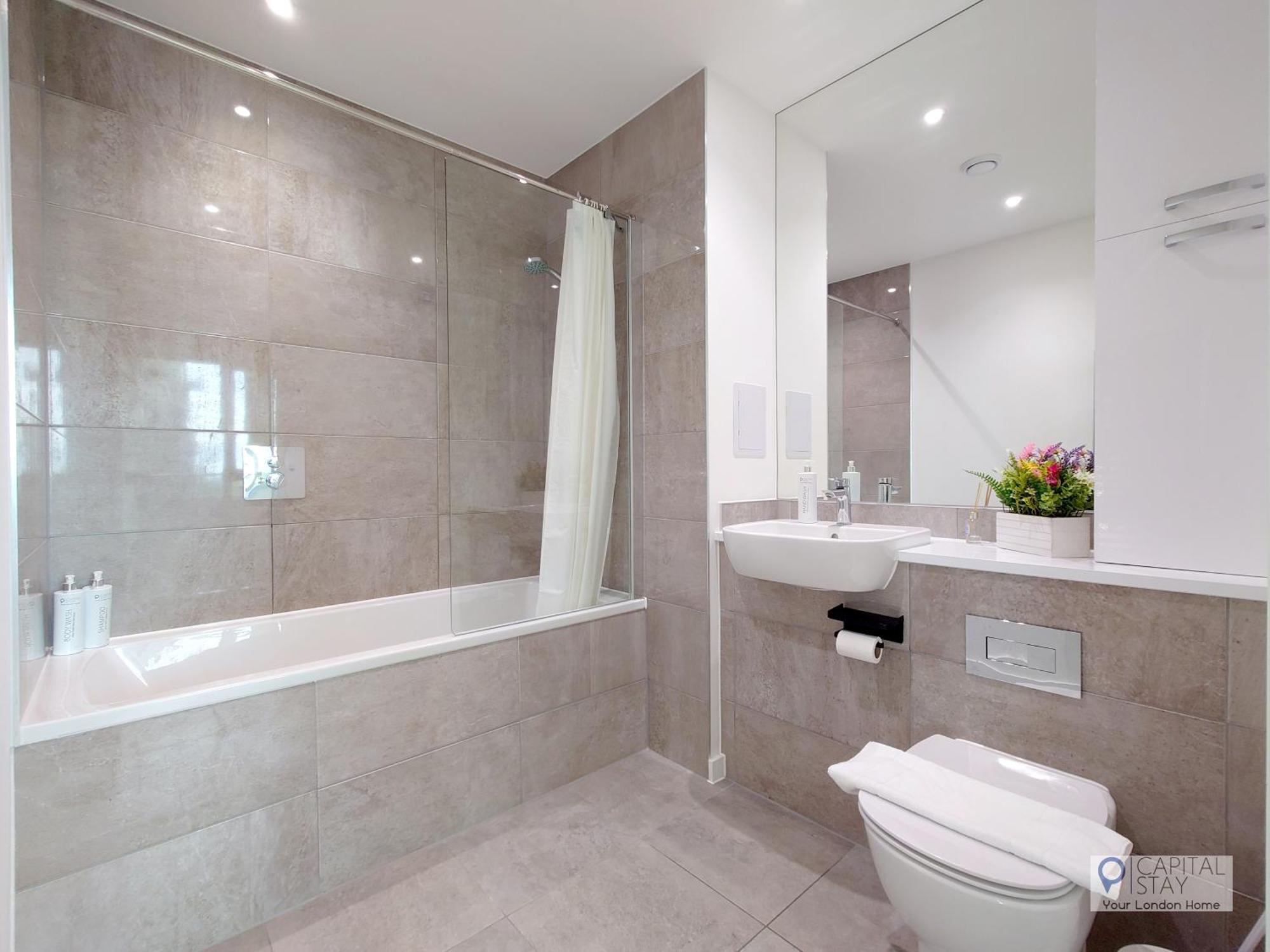 Deluxe Serviced Three Bed Apartment London